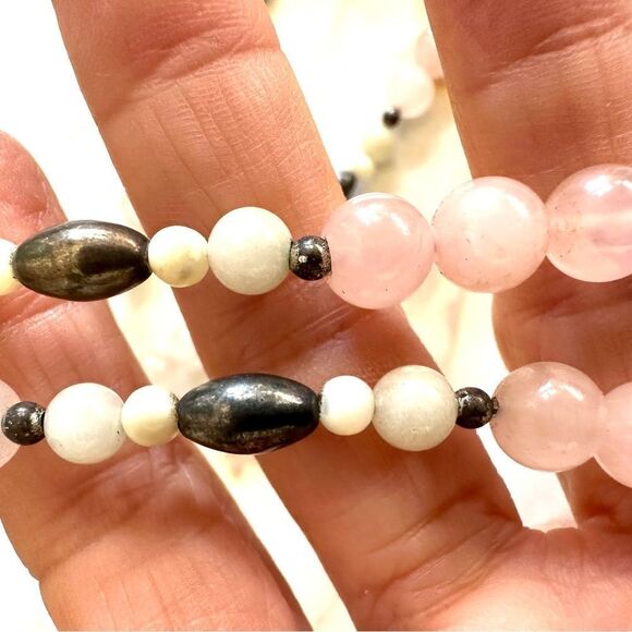 Rose Quartz, snow Quartz and mother of Pearl long necklace - Picture 8 of 10